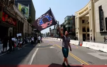  Конспирацията QAnon е мрежеста и обяснява целия свят.