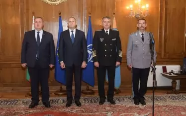 Минути по-късно Радев, Каракачанов, ген. Петров и шефът на щба адмирал Евтимов са в Министерство на отбраната и не се забелязва да са сложили маски