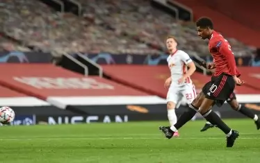 Маркъс Рашфорд (вдясно) прави резултата 3:0 на "Олд Трафорд".