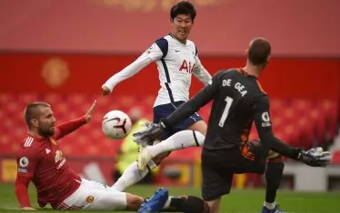 Южнокореецът Хюн-мин Сон (в средата) бележи втория гол във вратата на Давид де Хея ("Манчестър Юн").