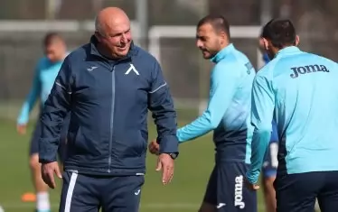  В заниманието на "сините" се включи и досегашният треньор Георги Тодоров (вляво), което бе ясен знак от ръководството, че клубът ще продължи да разчита на него.