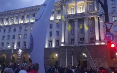  Протестиращите опънаха знаме на пл. "Независимост".