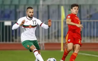 Новото младо лице сред титулярите в мача с Финландия бе Георги Йомов (вляво) и си остана пак само той срещу Уелс (на снимката).