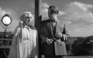  Аманда Зейфред и Гари Олдман в „Манк“. 