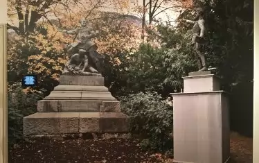 Стефан Николаев „Паметник за паметник“, 2003, Коар, Швейцария, фотография, цветен тапет върху стена, 400 х 300 см, филм, 8:00 мин.