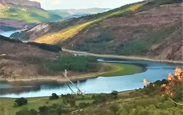  Панорама с най-дългия въжен мост над яз. „Студен кладенец“ .