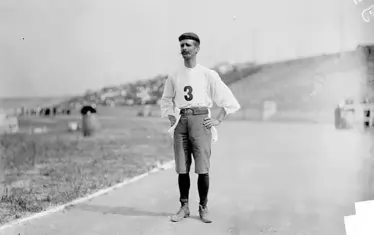 Кубинецът Феликс Карвахал бяга с дрехите си за пътуване.