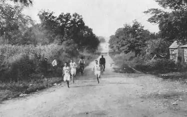 Трасето е прашно, стръмно, осеяно с остри камъни.