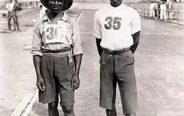 Чернокожият Лен Тау (вляво) едва се спасил от глутница бездомни кучета.