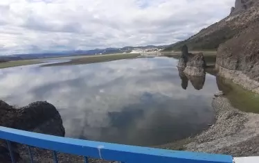  Панорама от моста на яз. „Студен кладенец“ с падналите води и Кърджали в дъното.