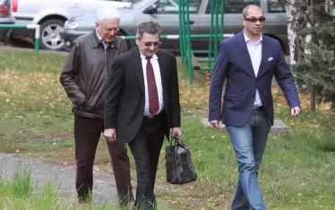 Бисеров, Главинков и адвокатът им (в средата) отиват в столичното следствие.