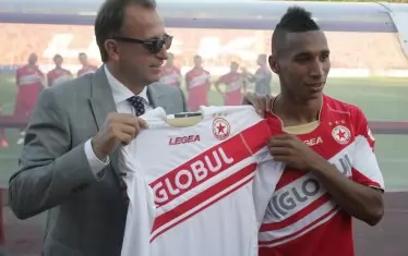 Нилсон Антонио позира с фланелката на ЦСКА.