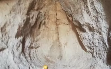 Дооформеният олтар в дъното на пещерата Утроба.