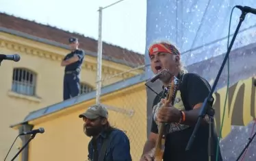  В затвора, където изнася концерт за лишените от свобода. 