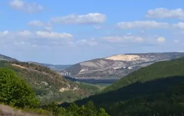 По маршрута се открива панорама към язовир "Цонево". Чашата е точно в средата на кадъра. За съжаление, нищо не подсказва, че това е язовир, защото водата я няма. 