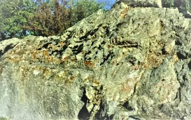 Върхът с площадката за главния жрец в Глухите камъни.