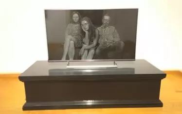 Красимир Терзиев, „Монумент на изтеклото време 5“ 2020 г. (гравюра върху телевизионен екран, суха игла). 