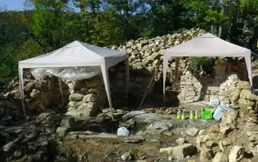  Археологически разкопки на църква в Глухите камъни.