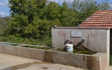 Чешмата край гробището в Билка е пригодена и за животни, но животни от доста време няма.