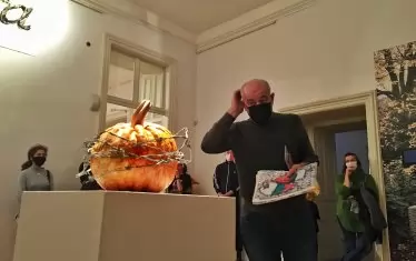  Кирил Прашков, „Национален плод“ (втората работа от серията National Style, започнала с Националното знаме), 1992, сушена тиква, кит за дърво, акрил, хартия, восък, бодлива тел