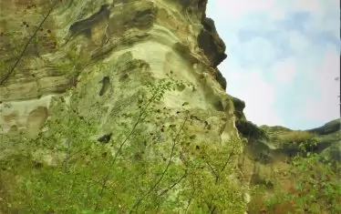  Типична скала с ниши в скално светилище.