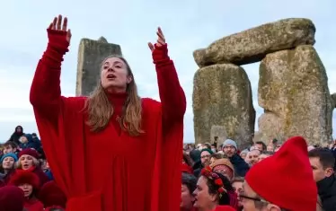 И днес по време на лятното и зимното слънцестоене каменният кръг се превръща в арена на езически ритуали.