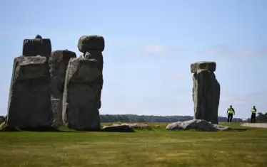 Огромна част от камъните, с които е строен неолитният паметник, са паднали и потънали в земята.