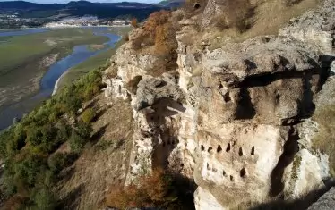  Ниши в скалното светилище Чит кая, или Дувар скалата, с поглед към яз. „Студен кладенец“ и Кърджали.