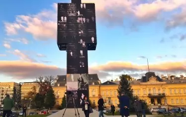  „Един човек“ от другата страна. 