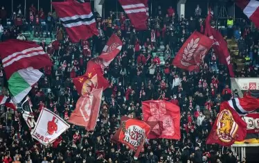 По време на самия двубой се видя, че зрителите не се съобразяват с указаните места за настаняване.