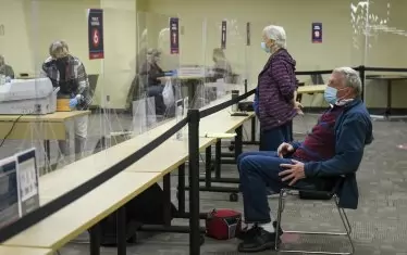 Партийци наблюдават броенето на бюлетините от разстояние 6 фута. У нас партийците броят бюлетините. 