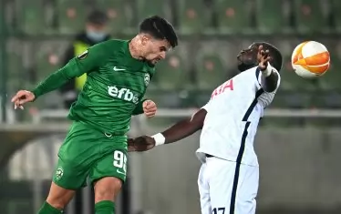 Каули Оливейра (вляво) отправя изстрел с глава през Муса Сисоко.