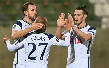 Звездното трио в атаката на "Тотнъм" Хари Кейн, Лукас Моура и Гарет Бейл (от ляво на дясно) се поздравява след попадението на бразилеца за 2:0.