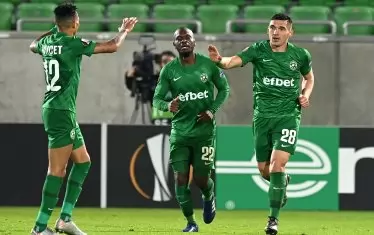 Румънският национал Клаудиу Кешерю (вдясно) обира овациите на съотборниците си след почетното попадение за "Лудогорец".