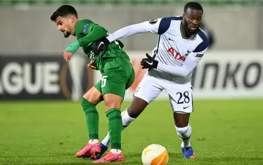 Танги Ндомбеле и Каули Оливейра в единоборство за топката в края на мача на ст. "Хювефарма Арена".