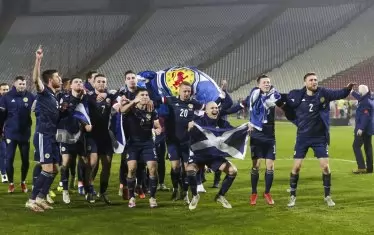 Шотландците развяват триумфално националния флаг на ст. "Райко Митич" в Белград.