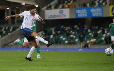 Михал Джуриш вкарва победния гол за Словакия в края на първото продължение в Белфаст.