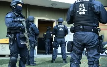 В акцията за залавяне на тримата заподозрени са взели участие 1600 полицаи.