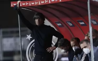 Йоахим Льов (изправен) и хората от екипа му гледат безпомощно от резервната скамейка на Бундестима на ст. "Ла Картуха". За 60-годишния треньор това беше 189-и мач начело на националния отбор, в който той допусна 31-вата и безусловно най-тежката загуба в кариерата си на селекционер на Германия.