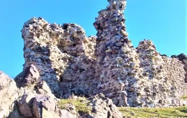  Руини от крепостта „Моняк“.