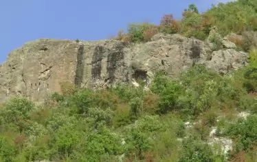  Скала с ниши и „опушване“ над пътеката към пещерата Утроба.