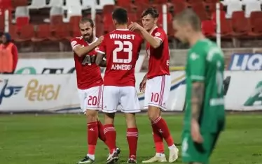 Нападателят на "ЦСКА-София" Ахмед Ахмедов (№23) получава поздравления от Тиаго Родригес (вляво) и Стефано Белтраме, след като е отбелязал последния гол срещу "Ботев" (Ихтиман).