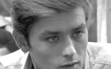  Делон през 1959 г., в началото на филмовата си кариера.