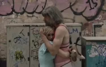 Пошлото и сантименталното, жестокото и сърдечното съжителстват тясно във филма на Саша Барон Коен.