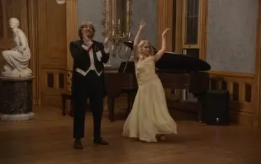 Повечето критици на филма "Борат 2" се оказа, че са гледали само мемета и откъси от тази най-спорна и най-крайна сцена в него.