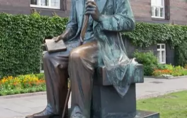  Един от многобройните паметници на писателя в Дания. Бронзовото коляно е излъскано от децата, които се катерят в скута му, сякаш да им разкаже приказка.