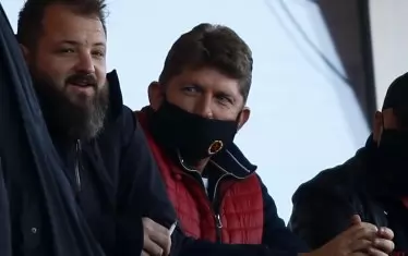  Синът на собственика на "ЦСКА-София" Гриша Ганчев - Данаил (вляво) и главният мениджър на клуба Стойчо Стоилов чакат началото на мача на ст. "Българска армия", който се игра без фенове.