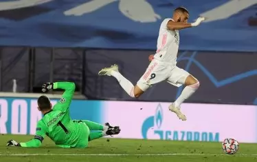 Карим Бензема прескача вратаря на "Интер" Самир Ханданович, за да открие резултата за "Реал".