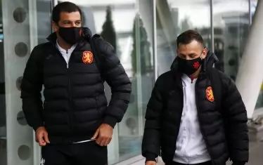  Съотборниците в "Арда" Иван Караджов и Спас Делев (вдясно) се отправят в добро настроение към входа на софийското летище преди отпътуването на националния тим.