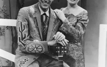 Става известна в дует с кънтрипевеца Портър Уагънър.